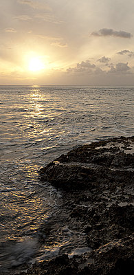 Post Your Photos (and lens/processing info)-makua-sunset.jpg