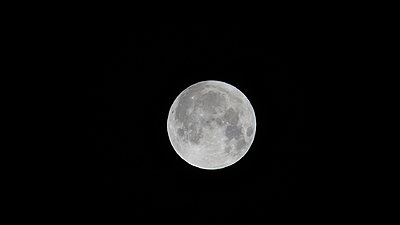 2x zoom on camera-moon_1920.jpg