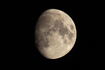 Canon 70-200mm F/4 vs. F/2.8 for Ceremony-moon.jpg