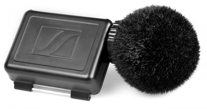 The MKE 2 elements action microphone comes complete with a special windshield and a back cover for the GoPro HERO4 protective case, keeping the camera hermetically sealed.